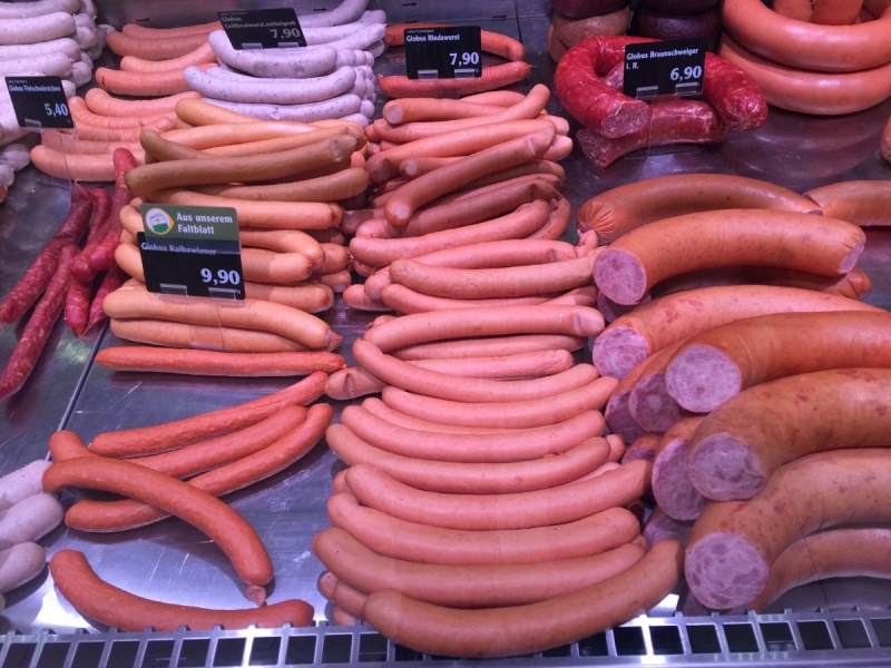 vitrine-ENTRAUNES-min_sausages_meat_butchery-1069321